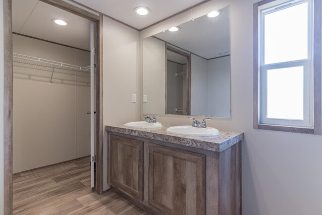 Building Photo - 105 E Briar Dr