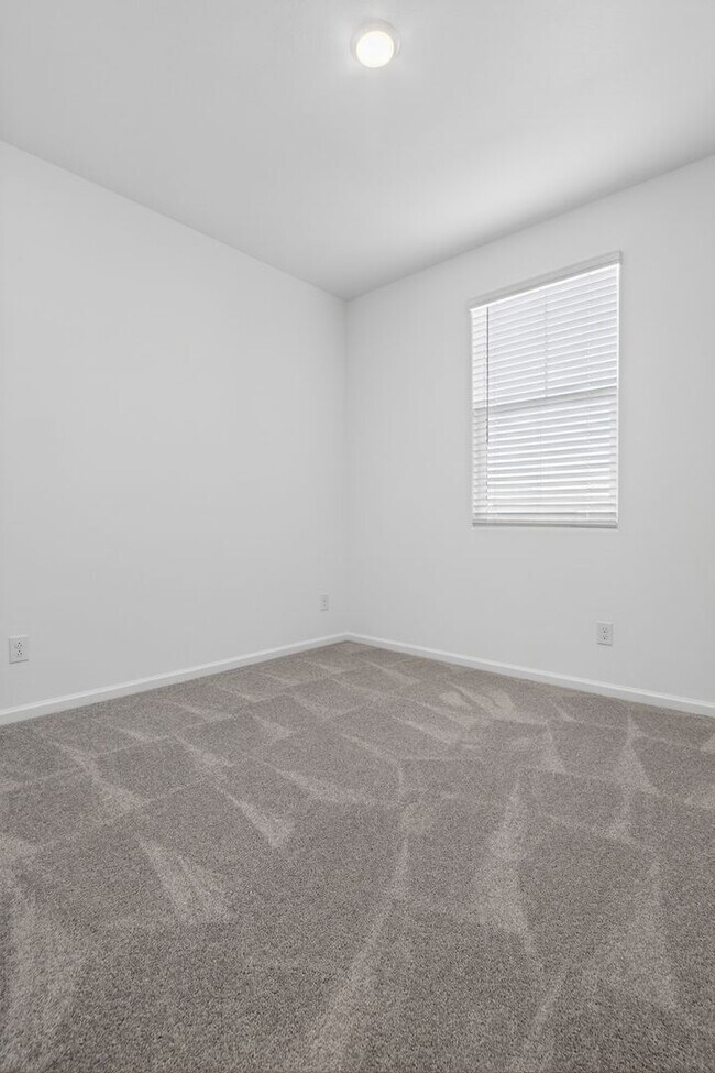 Building Photo - Modern 3BR Living with Resort-Style Amenities in Magma Vista Ranch