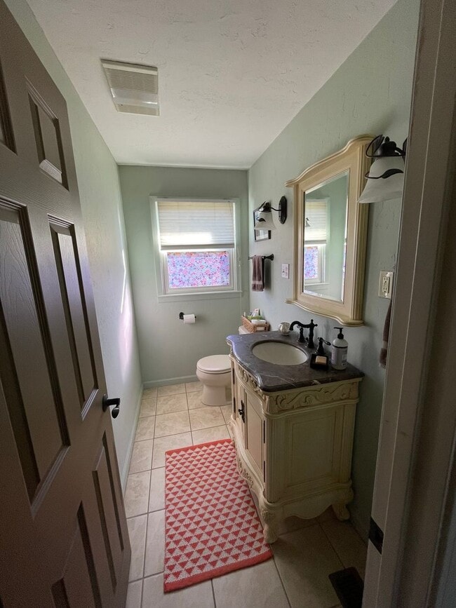 Building Photo - CHARMING HOME IN GREAT LOCATION!