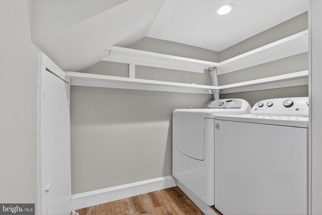 Building Photo - 7903 Woodbury Dr