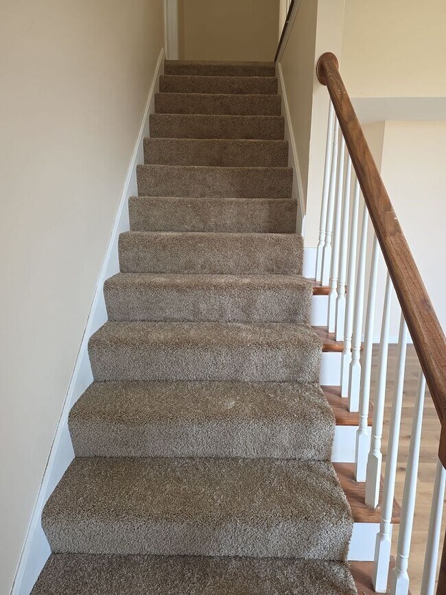 Building Photo - 3 BEDROOM-, 2 BATH MUST SEE!