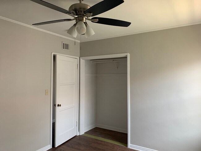 Building Photo - For Rent: Charming 2 Bed / 2 Bath Duplex i...