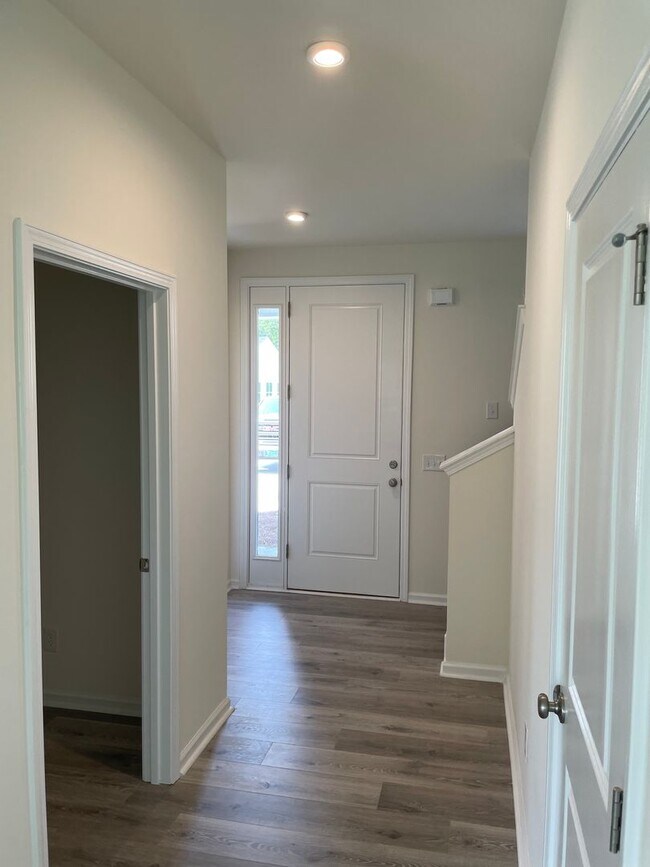Building Photo - THE COMMONS AT RICHMOND HILL **Rent Specia...