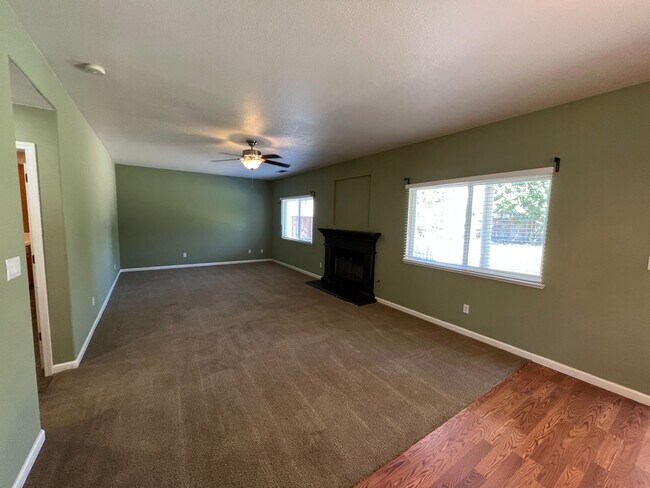 Building Photo - Large 4 bedroom located on a well maintained court!