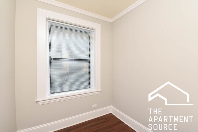 Building Photo - 827 W Lakeside Pl