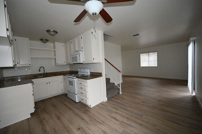 Building Photo - Spacious 3 Bed / 2.5 Bath Townhome in Gated Community – El Cajon
