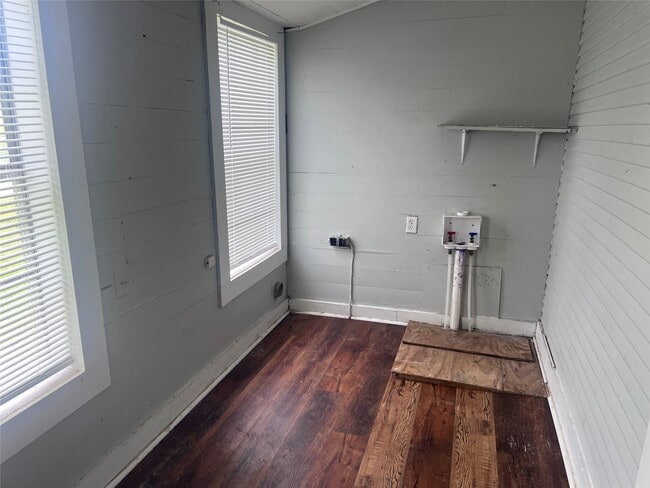 Building Photo - 613 Harrison Ln