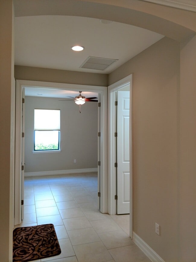 Building Photo - Unfurnished Annual Rental - Lovely 3 Bedroom Home in Calusa Park. Nicely upgraded and Pet Friendly