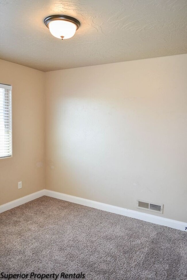 Building Photo - 4 bed, 2.5 bath duple unit w/2 car garage