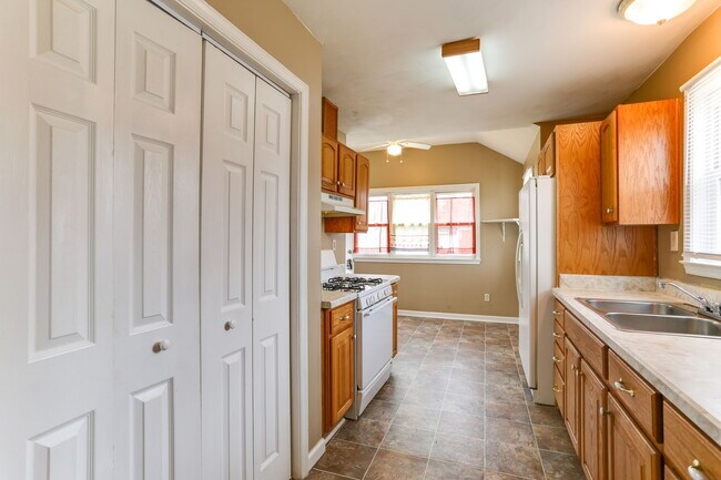 Building Photo - 1103 Fentress Rd