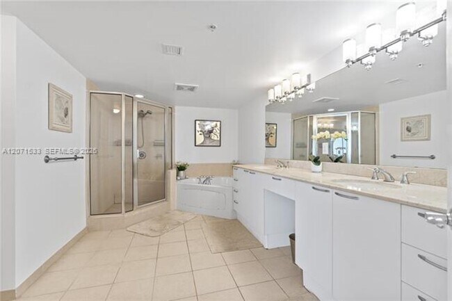 Building Photo - 16699 Collins Ave