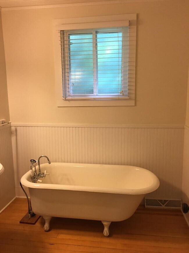 Building Photo - 10 Highland Lake Drive-Flat Rock Cottage-N...