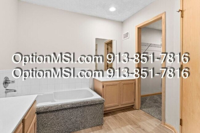 Building Photo - Well Maintained Half Duplex
