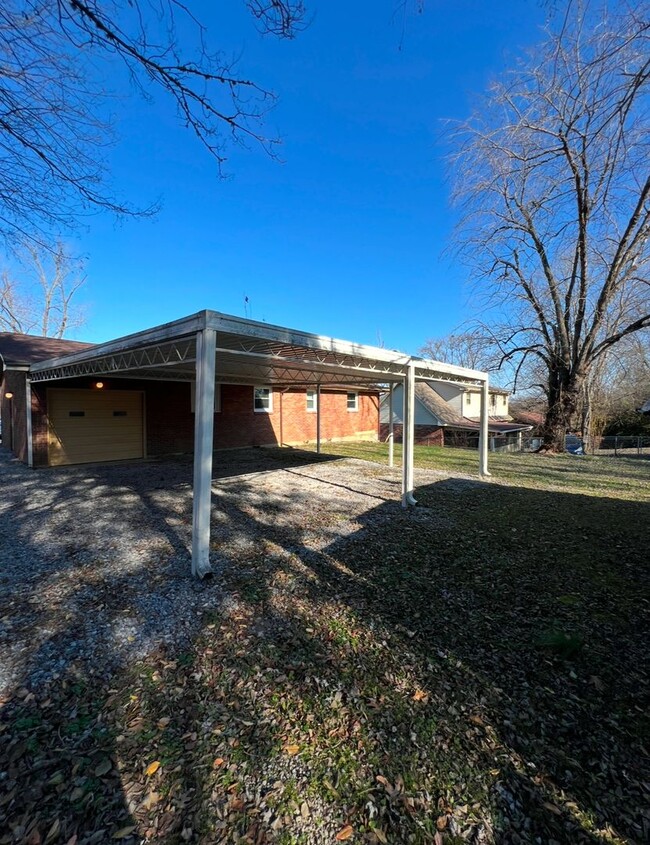 Building Photo - All Brick, 3 Bedroom Ranch in Hendersonvil...