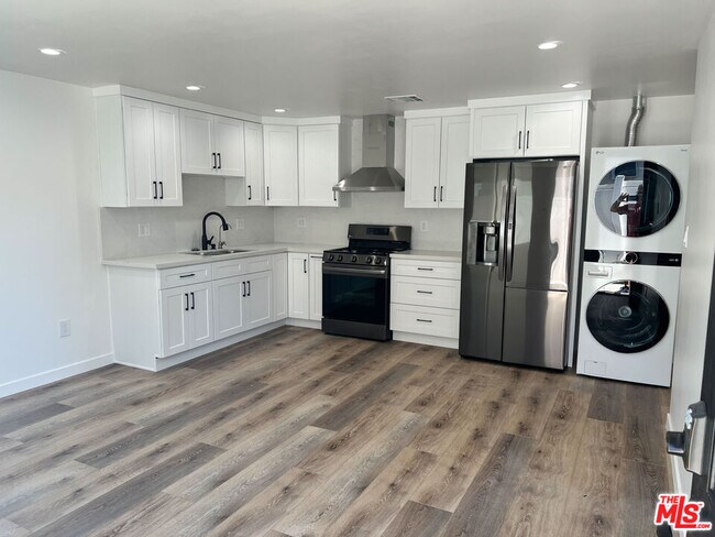 Primary Photo - 7718 N Glenoaks Blvd