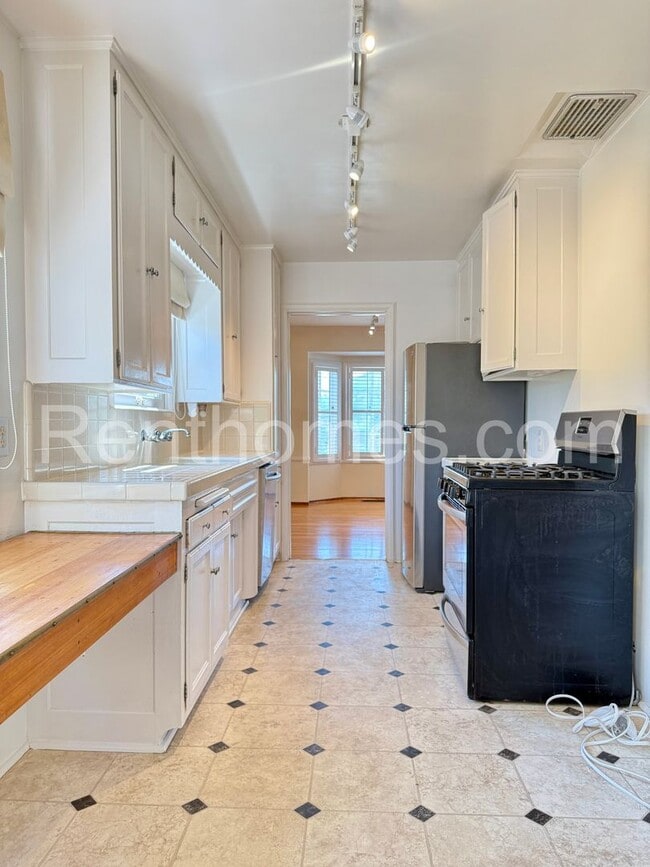 Building Photo - 2676 Narcissus Dr