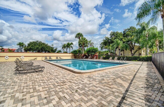 Building Photo - 6550 Somerset Dr