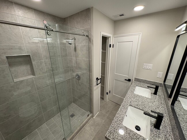 Building Photo - Newly Renovated 4 bed, 2.5 bath Townhome i...