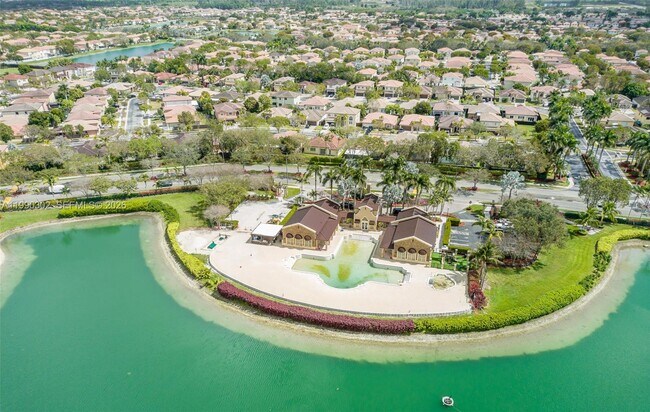 Building Photo - 935 NE 33rd Terrace