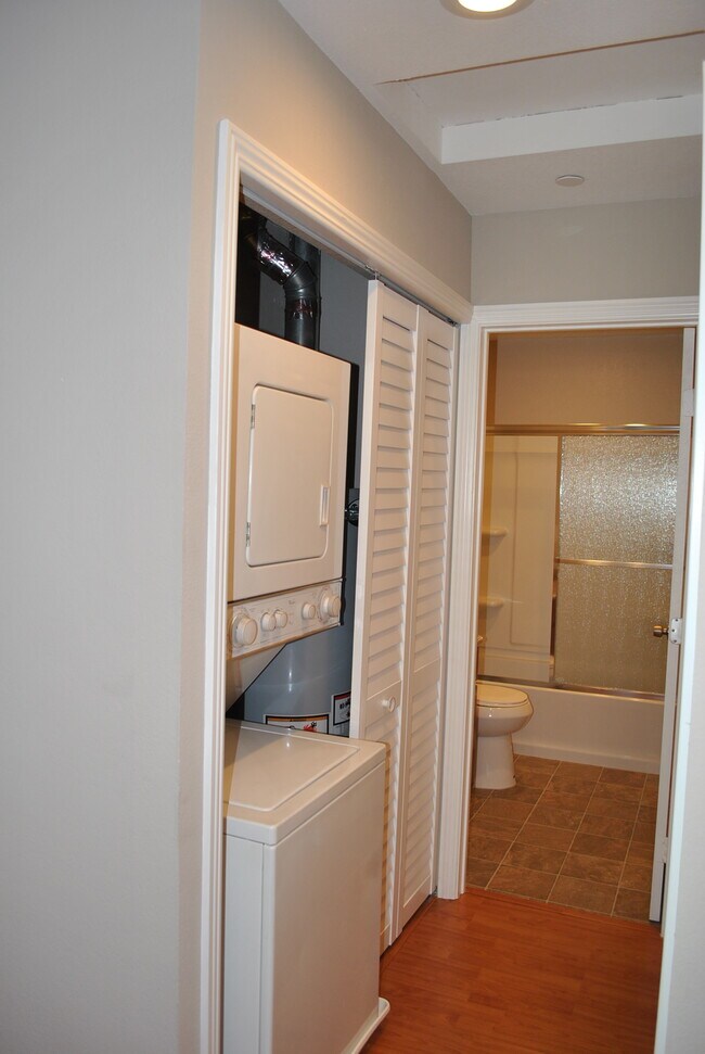 Washer/dryer - 21385 Locust St