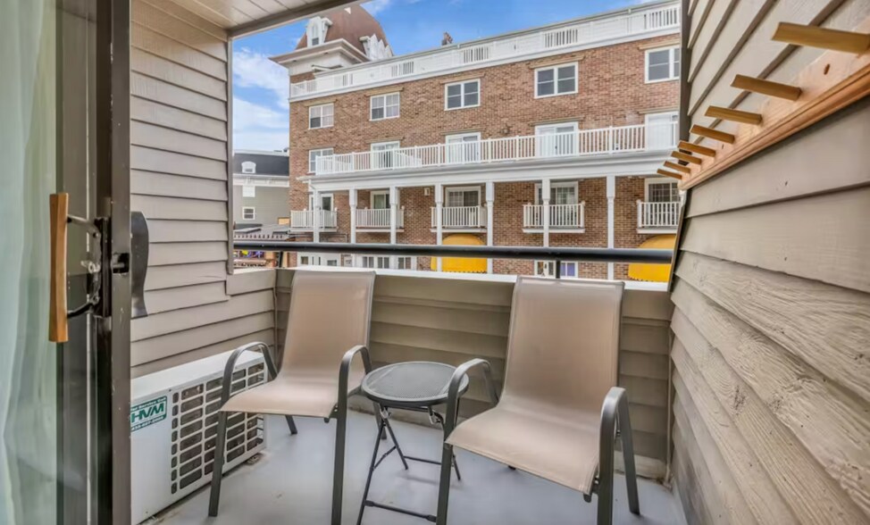 Private balcony - 1385 Lowell Ave