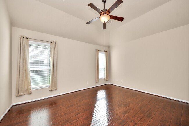 Building Photo - 3115 Lake Dr
