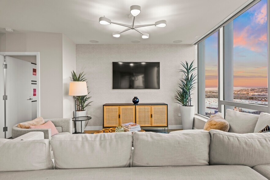 Building Photo - 888 W E St