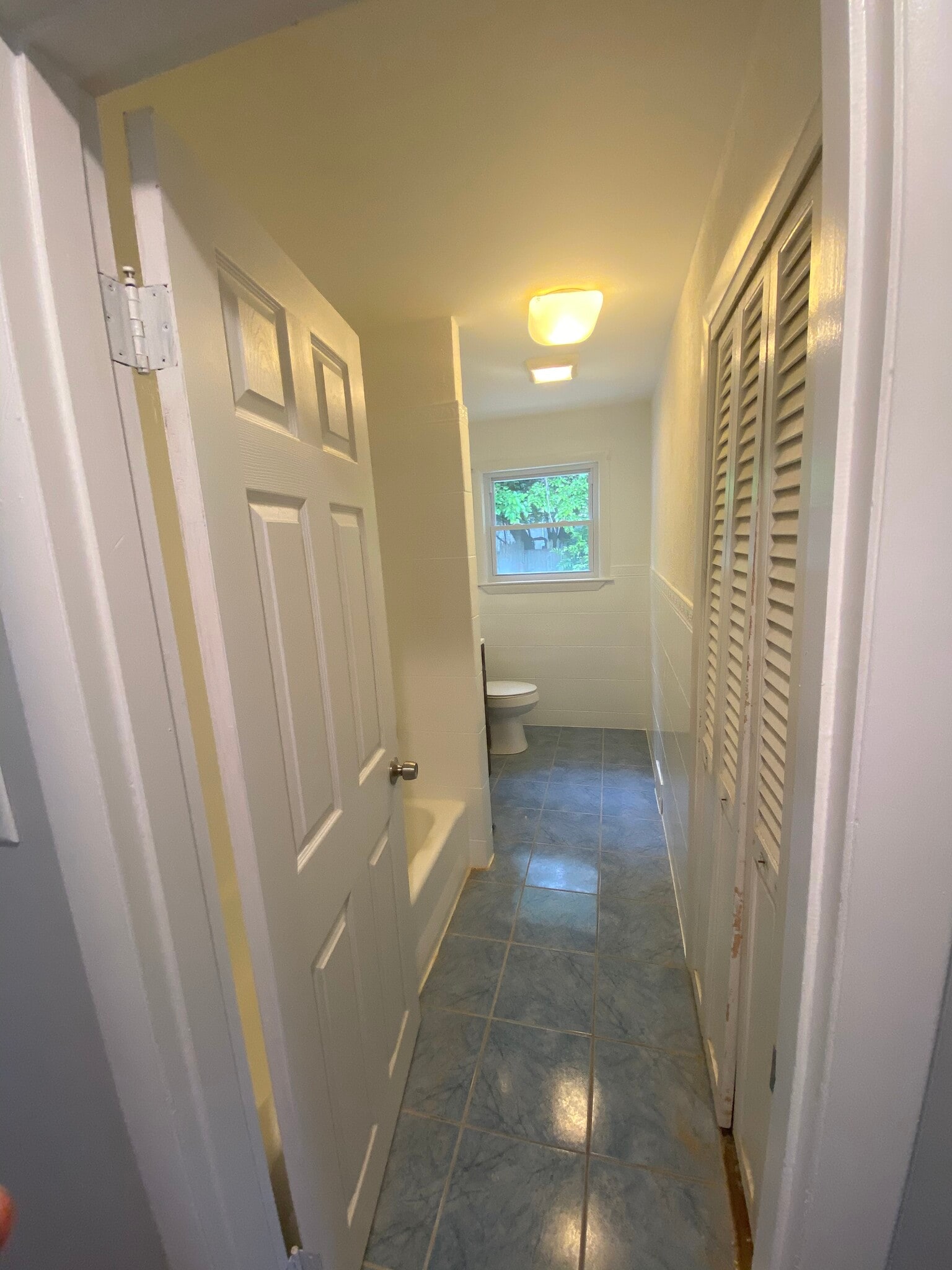 Full Bathroom - 121 Orlando St