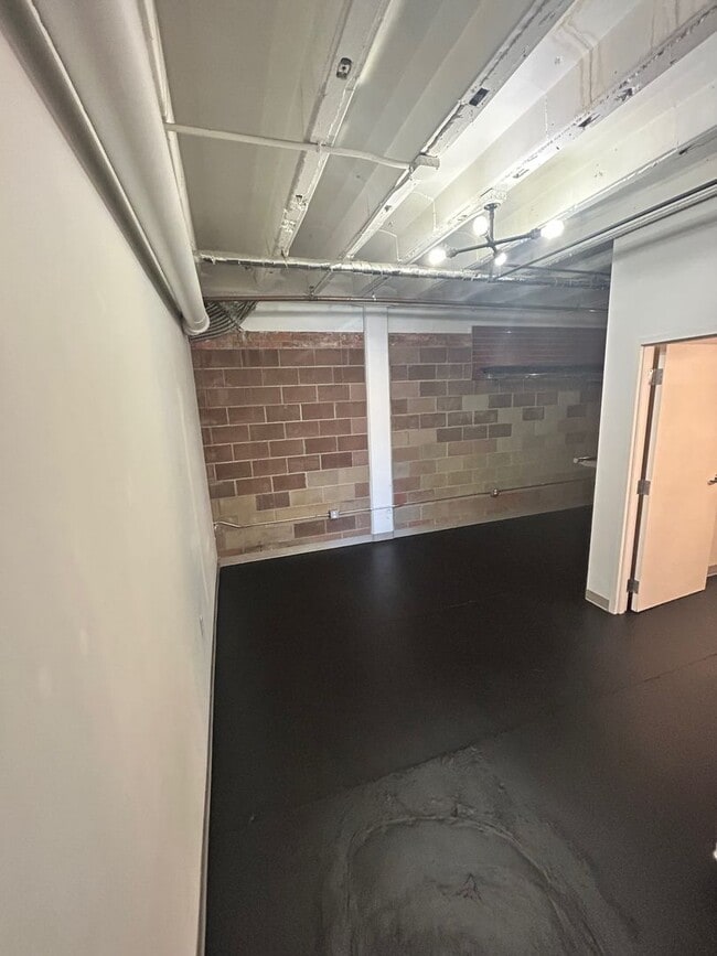 Building Photo - Updated & Spacious Studio Home