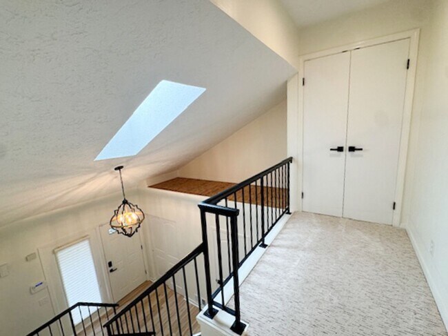 Building Photo - Amazing High-End Townhouse - End Unit - Ca...
