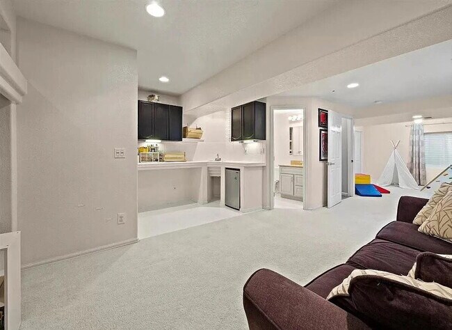 Building Photo - OMG this is a Stunning Large 5 BR House