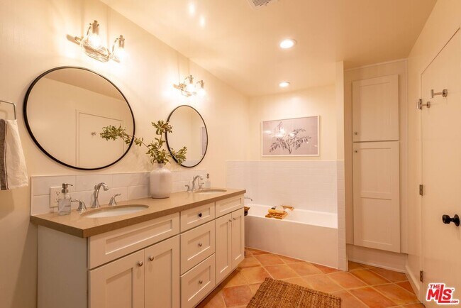 Building Photo - 17098 Palisades Cir