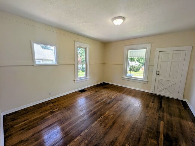 Building Photo - Remodeled 2-Bedroom, 1 Bath Home with Spacious Living Areas & Off-Street Parking