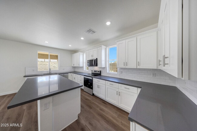 Building Photo - 921 E Desert Ln