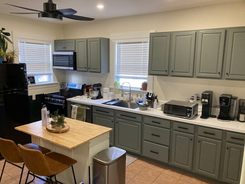 Building Photo - 342 Crescent St