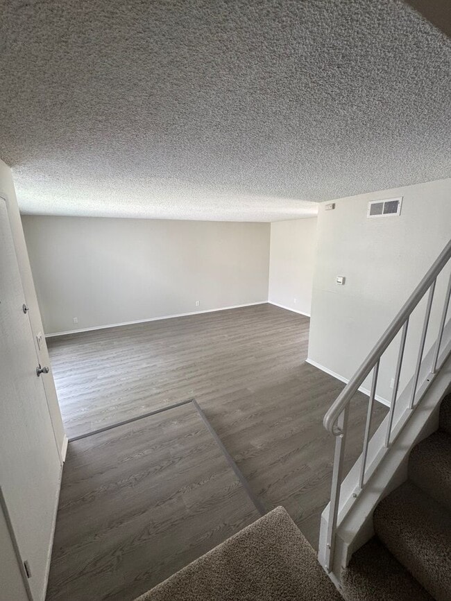 Building Photo - 3 Bed + 1.5 Bath Townhouse