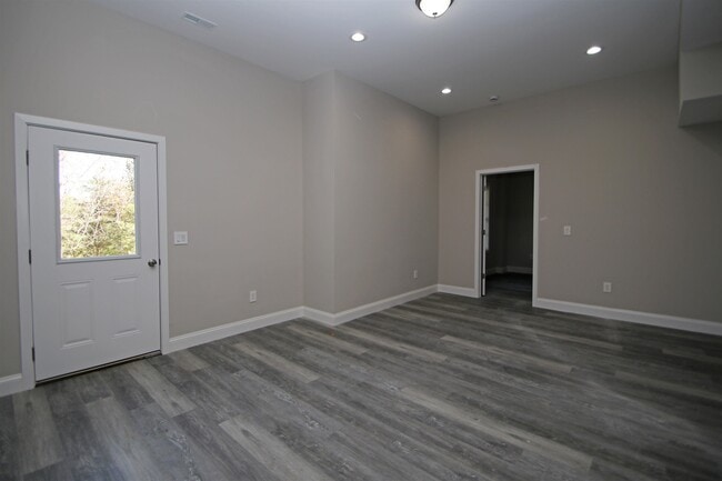 Building Photo - 2060 Willow Hill Dr