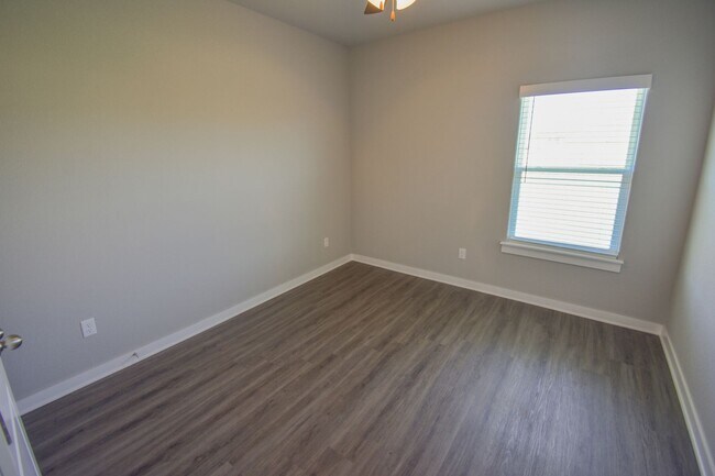 Building Photo - Beautiful 3 Bed 2 Bath Home in Farmington!