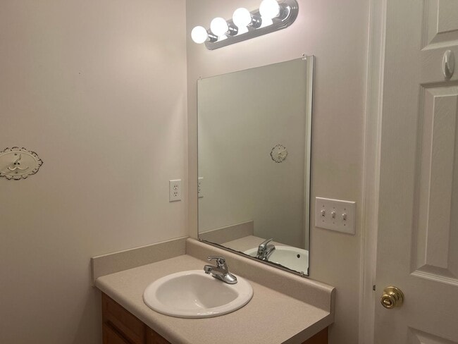 Building Photo - 3 Bedroom 3 Bathroom House with an Office.  Available Now!