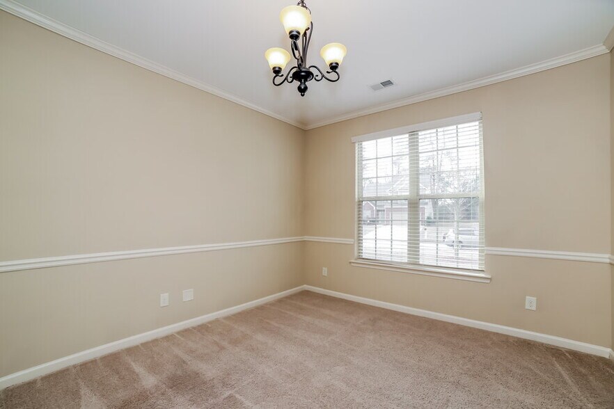 Building Photo - 2090 Hydrangea Ln