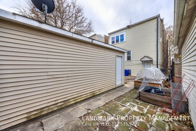 Building Photo - 3817 N Sawyer Ave