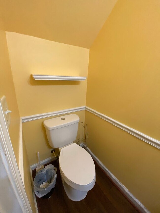 Building Photo - Charming Hampton Home