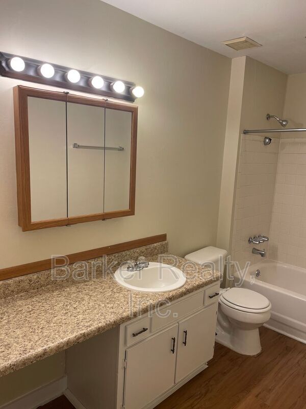 Building Photo - 7042 Longstreet Dr
