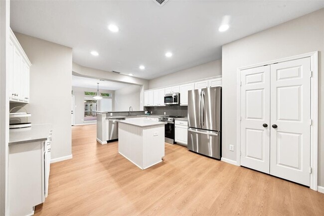 Building Photo - 10 Alderon Woods Pl