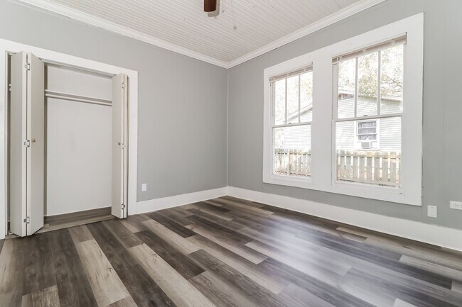 Building Photo - 1318 E Woodruff Ave