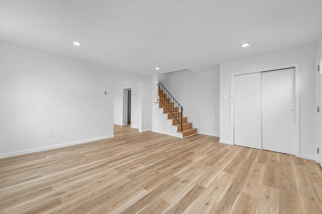 Building Photo - 461 Hale St