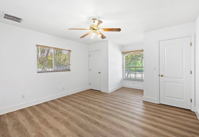 Building Photo - 409 SW 47th Ter
