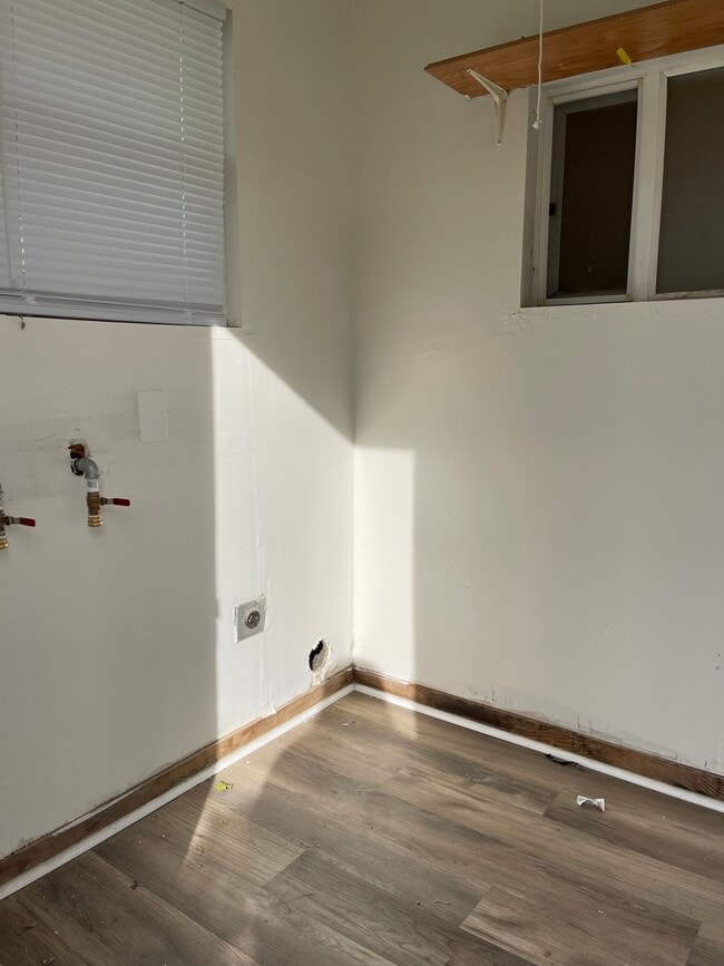 Building Photo - 912 Wayside Dr