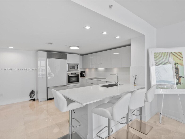 Building Photo - 6801 Collins Ave