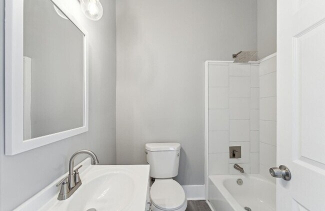 Building Photo - Large 3BR/1BA Downtown House For Rent